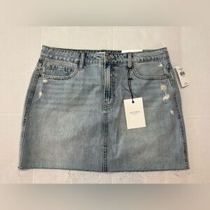 Hidden NWT mini light wash denim mini skirt size XL, Peyton Buckle, raw hem, 16”